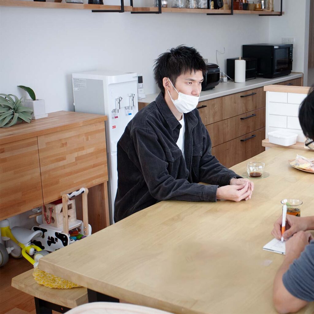 若い男性がインタビューに答えている様子