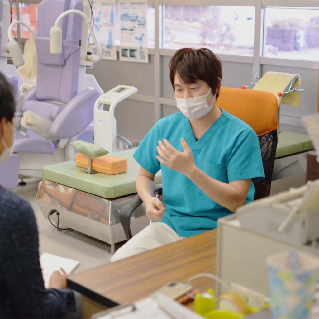 整骨院医院長がインタビューにこたえる様子