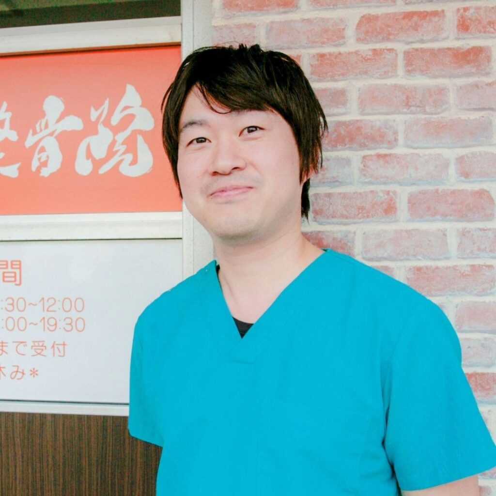 整骨院の医院長 若い男性の立ち姿