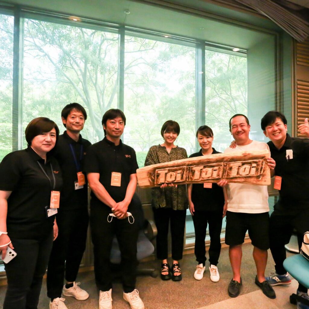 ラジオスタッフと集合写真