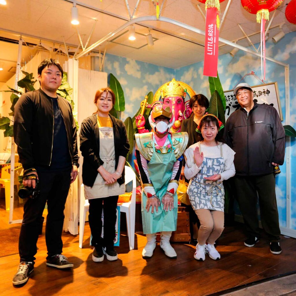 こども食堂スタッフと集合写真
