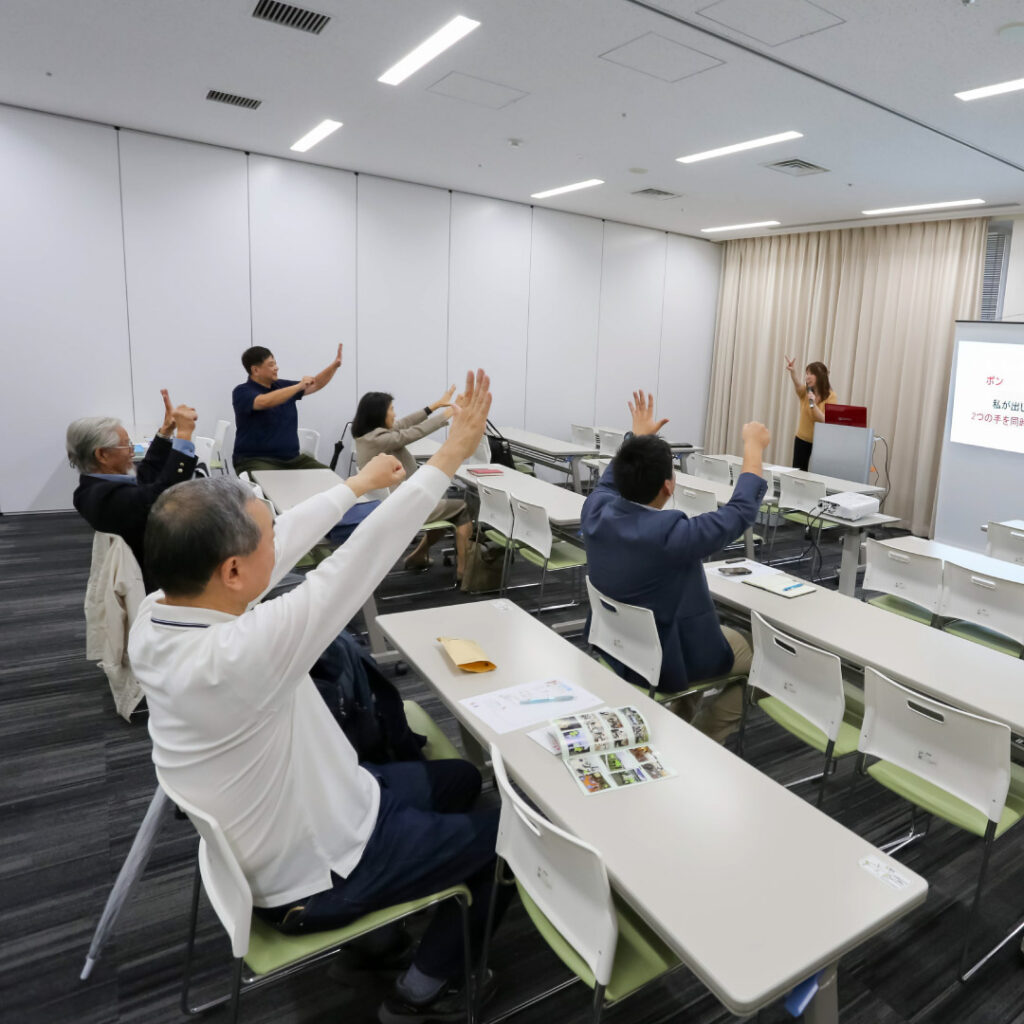 セミナー中 参加者が手をあげる風景