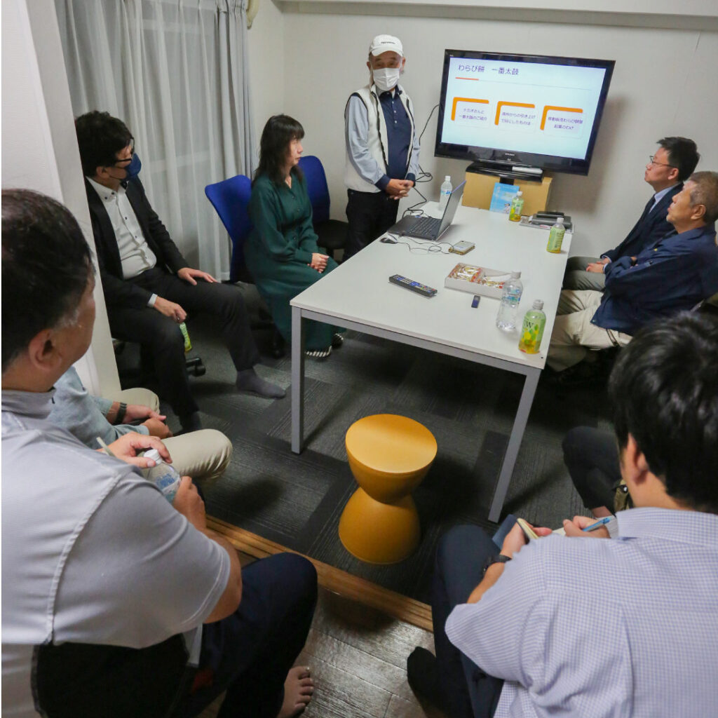 真剣にセミナーを聞く参加者たち